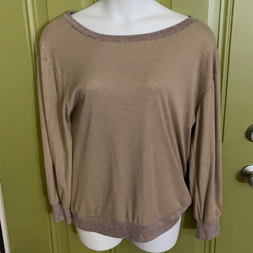 Women’s Tan Lo g-Sleeved Round Neck Sweatshirt. Size XL